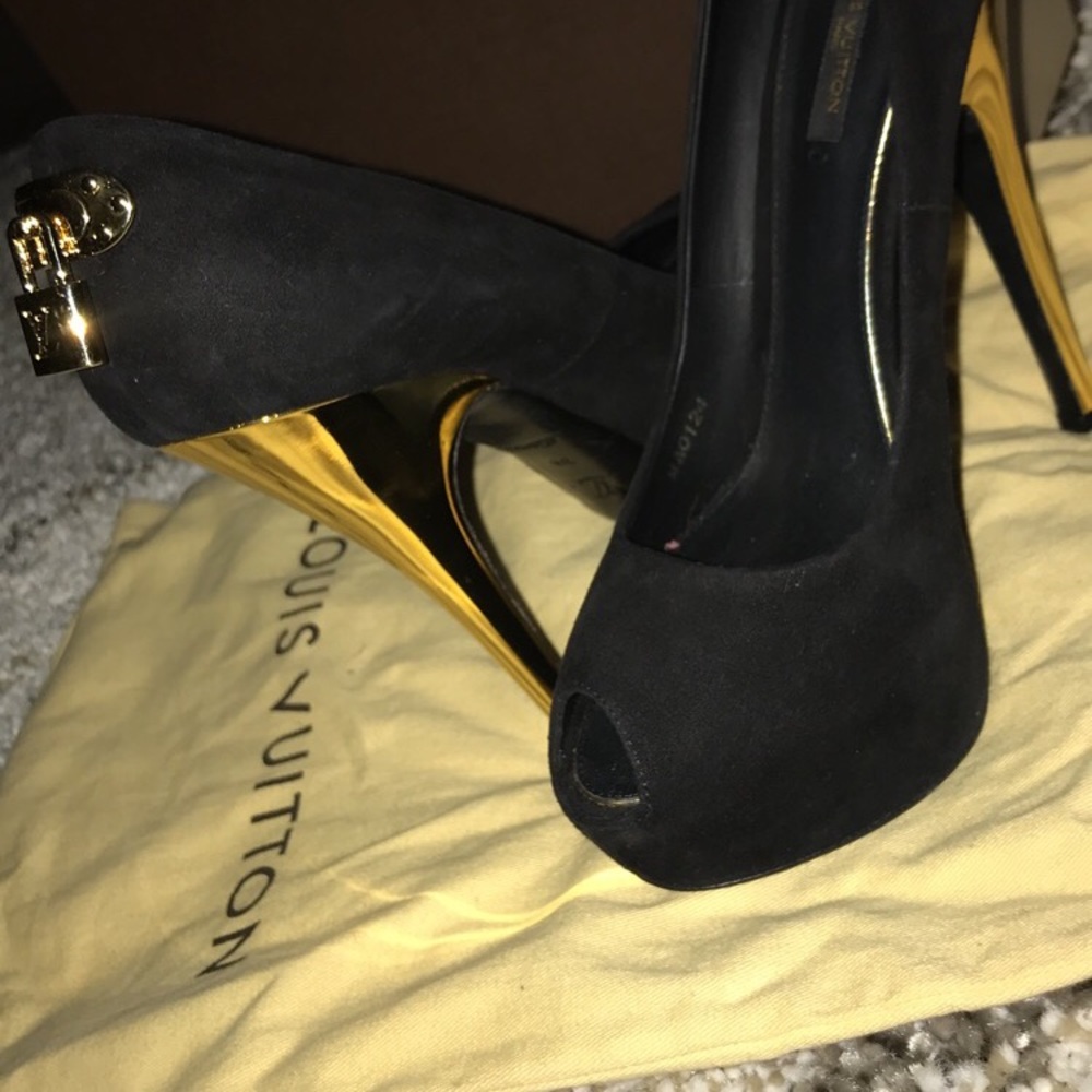 Black Velvet Louis Vuitton heel - Picture 2 of 5